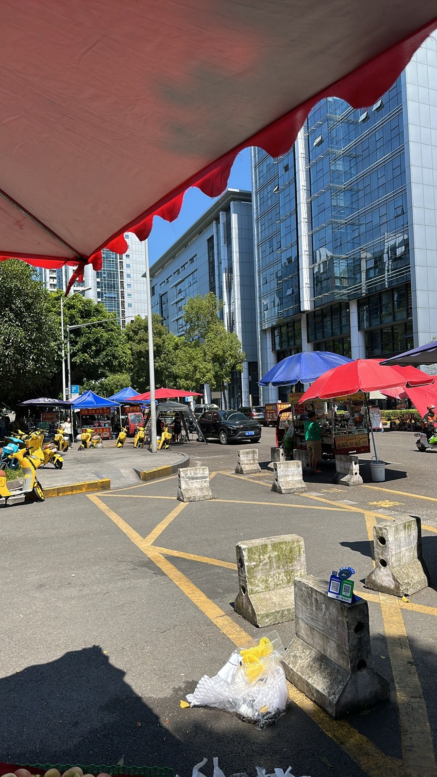 重庆园区道路边的摊位与办公楼
