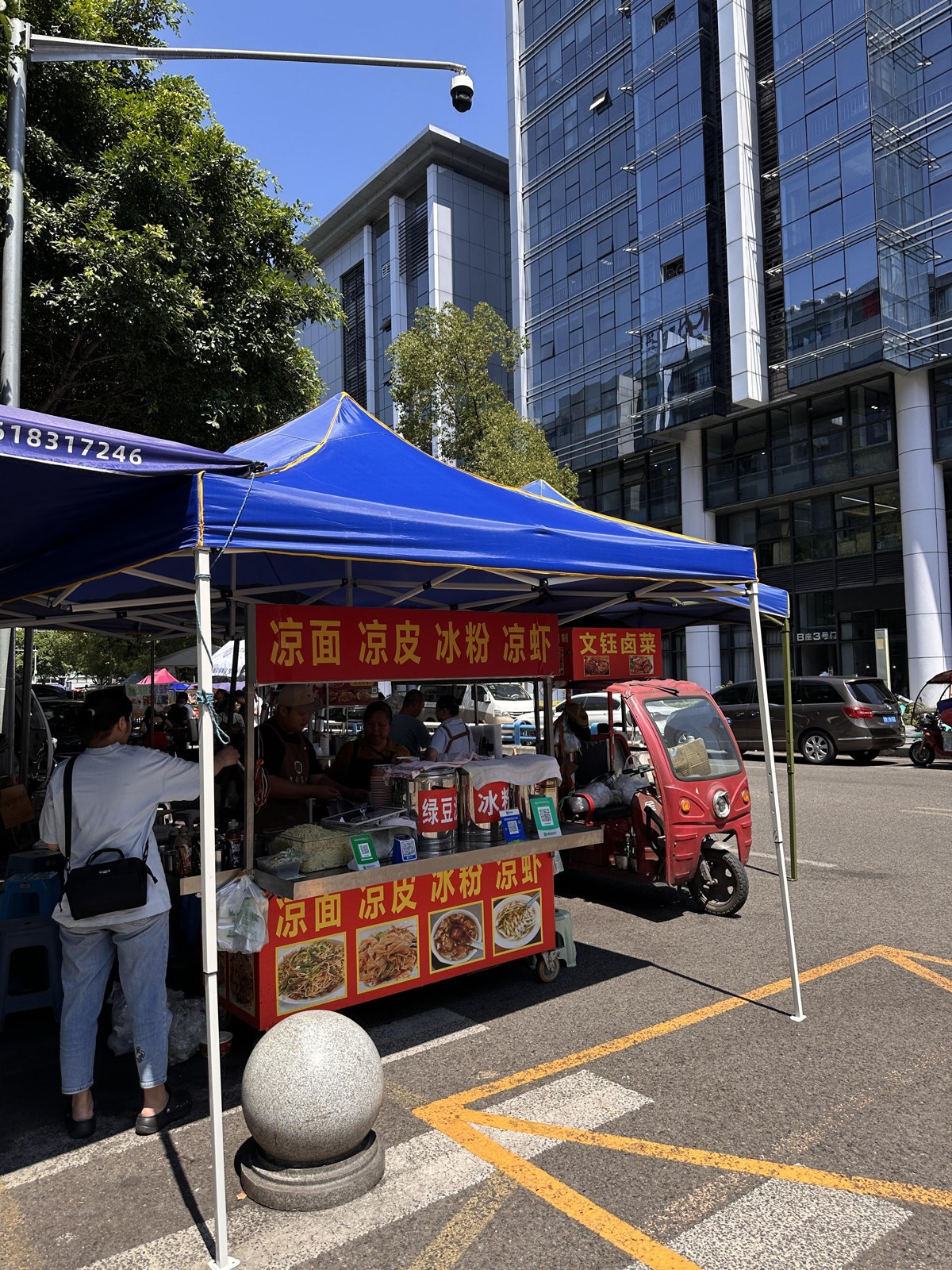 重庆园区办公楼前的蓝色摊棚